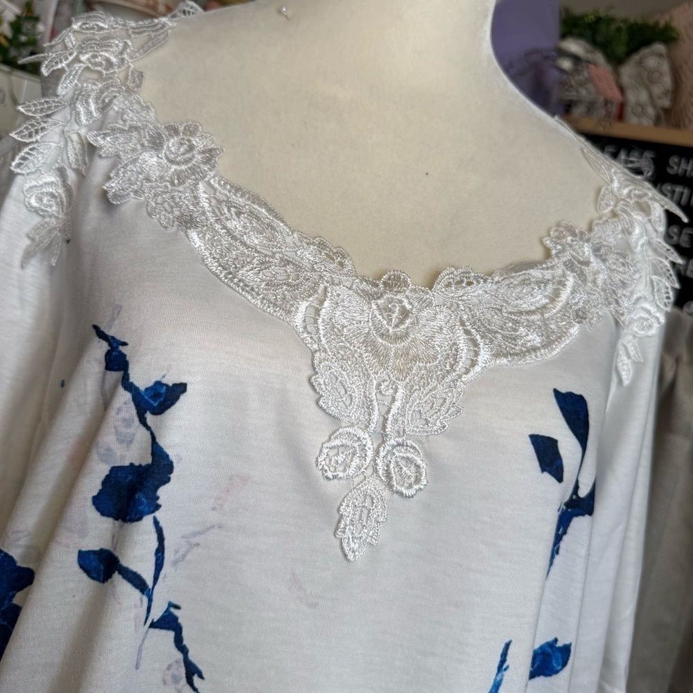 White and Blue Ruffled Cold Shoulder Blouse with Relaxed Fit XL - Picture 3 of 8